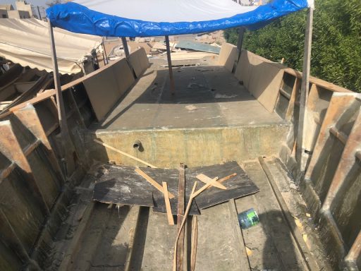 TourVessels – Raw hull construction, layer by layer 📌 Alternative Options Option 1 – Focus on Craftsmanship Element Text ALT Text Hand-bui Construction brute de coque TourVessels – fibre de verre main. Bateau insubmersible 10m à 25m.